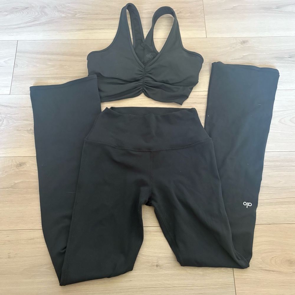 ALO Yoga Midnight Green set. Wild things bra and airbrush leggings